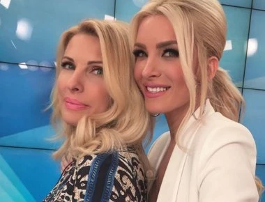 Ελένη Μενεγάκη και Κατερίνα Καινούργιου εμφανίστηκαν με το ίδιο φόρεμα στις εορταστικές εκπομπές τους! (φώτο)